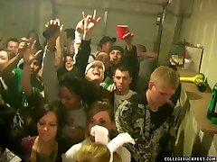 Странный bithes колледж веселятся на вечеринке, сверкая своими сиськами и танцы грязные