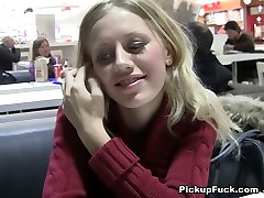 Busty blonde Küken saugt zwei Würste in McDonald s-Toilette
