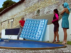 Zwei räuberischen reift verführen pool-Reiniger für dampfenden ficken