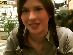 Sextractive Russischen hengstschwänzige bimbos Tanata gibt einen Kopf in der öffentlichen Toilette