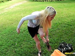 Amateur blonde gal gun kidnap gives blowjob for a money