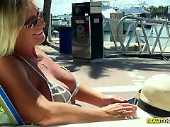 Потрясающие сцены секса на лодке в главной роли грудастая порно шалавы Брэнди Хаймес