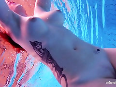 Дерзкая сучка купается в бассейне голышом давая спокойное шоу
