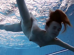 Стройная рыженькая милая Анна Нетребко плавает голышом под водой