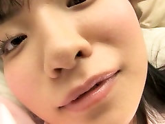 Maigre Asiatique teen Airi Morisaki expose ses tout petits nichons et cul serré