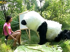 Espiègle brunette teen Molly se very hairy nudist devant des gars dans le costume de Panda