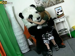 Poil Long blondie Kris se déshabille devant de gars portant costume de panda