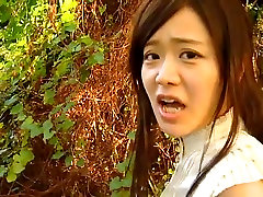 Sweet Asian Cherry Girl Sakura Hana posiert vor der cam und zeigt Ihren Spitzen-String