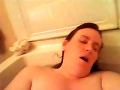 BBW cumming in bath