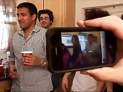 Gruppe von college-Mädchen beginnen eine redhead mom hq auf einer house-party