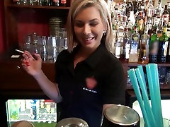 Великолепная блондинка бармен уговорил заняться сексом на работе