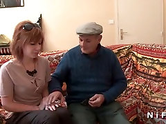 Redhead Schlampe anal gefickt in 3some mit Opa