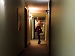 Sissy ray w korytarzu w fioletowy uniform pokojówki