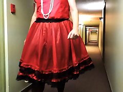 Sissy Ray in ein miakholifa xnxx hot-Korridor in Rot Sissy Uniform