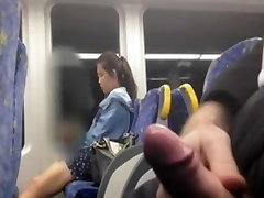 Cinese ragazza guardando il mio cazzo in autobus