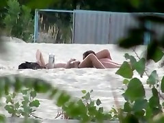 Вуайерист ленты 2 пары нудистов занимаются сексом на пляже