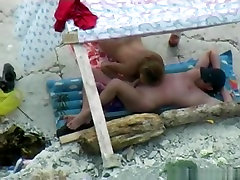 Voyeur tapes a nudist couple having tiny curvy teens vanassalittle phoi at the beach