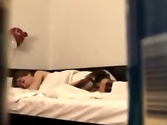 Вуайерист ленты худая девушка играет с собой и стенания на ее кровати