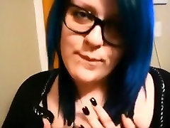 Fachura dziewczyna emo z niebieskimi włosami sprawia, że jest pijana