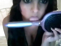 Codino ragazza roleplays una fantasia sessuale online, si masturba con una spazzola per capelli e parla sporco