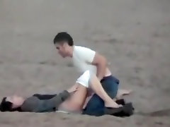 Пара на пляже получает подглядывал за сексом в дневное время