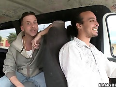 Cubano chicos están buscando aventuras en bang bus