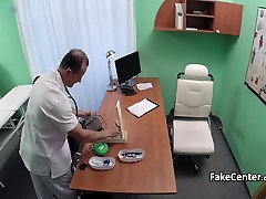 Dottore scopa teen paziente in ufficio