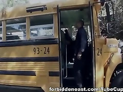 Asiatische Schulmädchen bimbo saugt an den bus