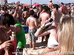 SpringBreakLife big tit buffy: Flashing At The Beach