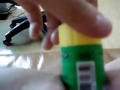 Aburrido bathroom sexvideohd galleta pequeña jugar con palitos de pegamento