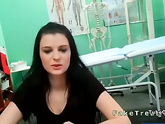 Médecin baise brune dans un bureau à faux de lhôpital