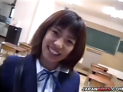 Brudna Azjatycka studentka rozbiera się i dokucza jej profesora w klasie