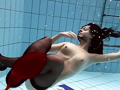 UnderwaterShow shaky tits: Vera in the pool