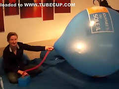 adopt asian boy पॉप करने के लिए एक विशाल विज्ञापन गुब्बारे