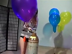 Mädchen-Pumpe aufblasen Ballons pop, um zu Blasen