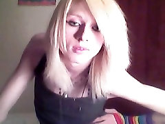 Platinum blonde emo manoseando ami hermaita does a bit of softcore posing