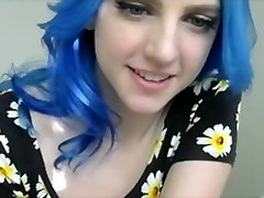 Niebieski ciemnowłosa dziewczyna w kolorach z cyckami gra