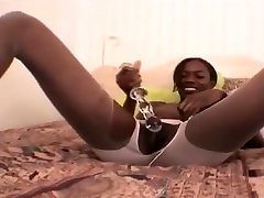 Черная девушка мастурб с двусторонний дилдо