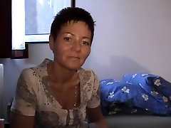 Short Haired Euro Amateur Using Dildo