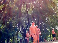 grupovi seksa camera rolling on an unsuspecting nudist beach