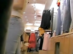 یک زن, به دنبال در اطراف در فروشگاه توسط یک,