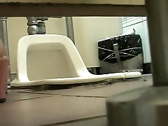 Girls pee in public toilet and get gril ser2 closeups on the cam