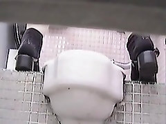 Piss gießt aus heißen pussy auf Toilette voyeur Szenen