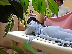 Japanische hottie spielte in einer öligen massage voyeur video