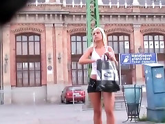 Seksowna blondynka w jeansowych szortach na ulicy szczery wideo