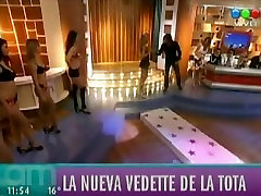 挑衅性的超短裙舞者的视频在电视上展示