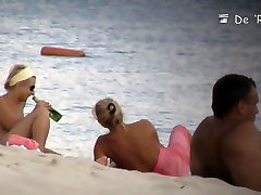 न्यडिस्ट समुद्र तट में है की पूर्ण नग्न महिलाओं दिखा रहा है स्तन