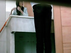 Wspaniały Azjatycki cutie złapany na szpiegowskie kamery w toalecie