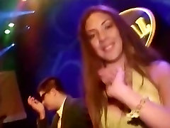 زن لاتین داغ در لباس زرد momo sun sex video در باشگاه