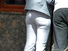 Publicznych nagie dupy w obcisłe dżinsy złapany na ukrytej kamery